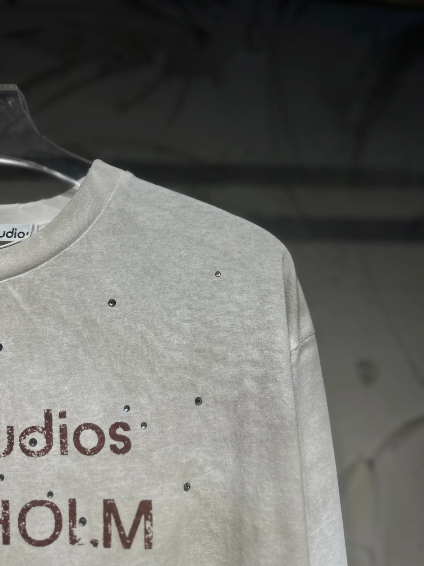 The highest version of Acne Studios long-sleeved Series distressed, dirty and mud-dyed long-sleeved T-shirts. The long-sleeved T-shirts with stir-fried colors and distressed edges are not picky. The snowflake cotton fabric feels soft and smooth and is not easy to wash. The fabric has been processed so it is sturdier than the quality ones in the counter. It can be used as sun protection clothing in summer. The same fabric as the original one is relatively thin. The feel and count are in place. The fried yellowing effect is cool. The printing effect is also in place. Details are online for comparison. 1 color four codes #long sleeve t-shirt # #acne Color: hot diamond white Size: S M LXL
